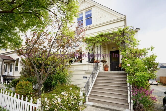Upstairs 1 Bed, 1 Bath Unit with Bright an... - Upstairs 1 Bed, 1 Bath Apartment Unit with Bright an... Unit C