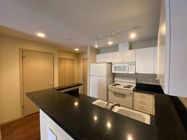 1 Bed 1 Bath Condo in Seattle - Includes P... - 1 Bed 1 Bath Condo in Seattle - Includes P... Unit 309