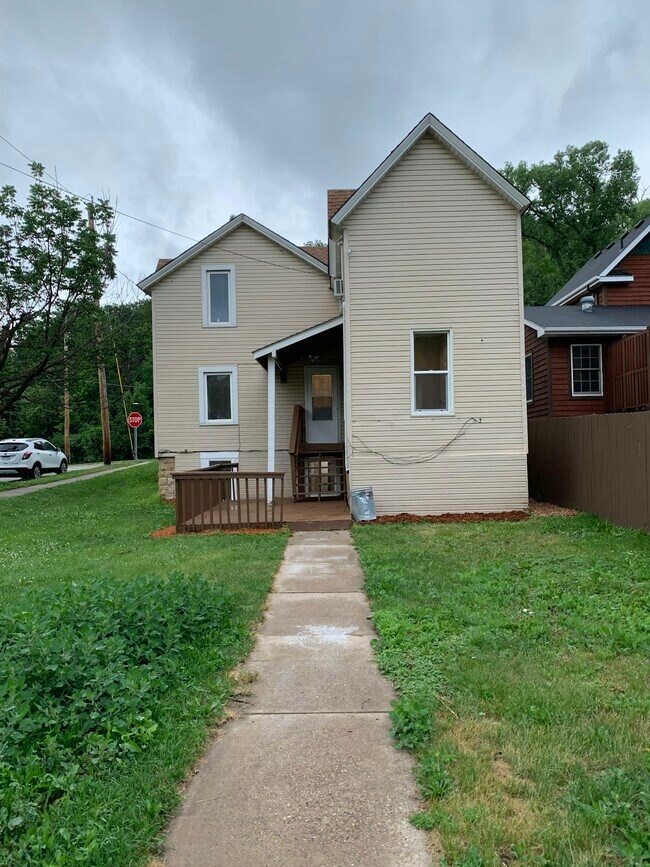 1002 Bush St