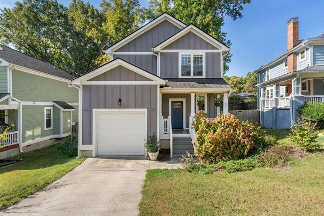 Building Photo - CCharming 3 bedroom, 2.5 bath home with fe...