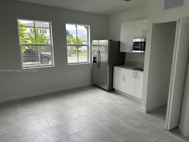 Building Photo - 2371 SE 23rd Ave Unit 1