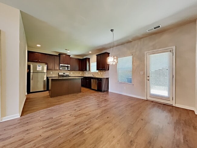 Photo - 385 Yasmine Cove