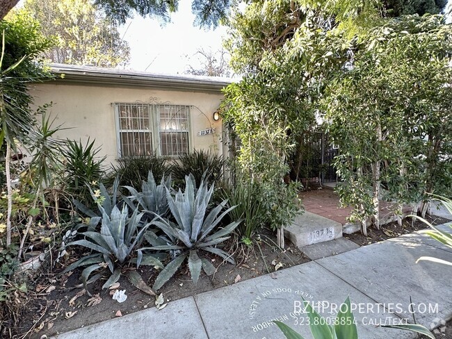 Building Photo - Serene WeHo Oasis - Your Perfect 1-Bedroom... Rental