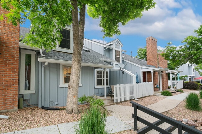Charming 2BR + Loft Townhome with Stylish ... - Charming 2BR + Loft Townhome with Stylish ...