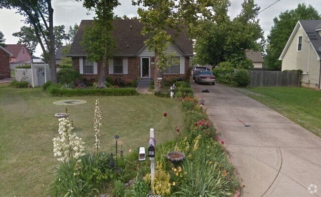 Building Photo - 4 Bedroom Pet Friendly Home For Rent!