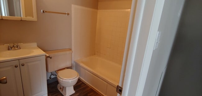 Photo - Colonial Club Apartments