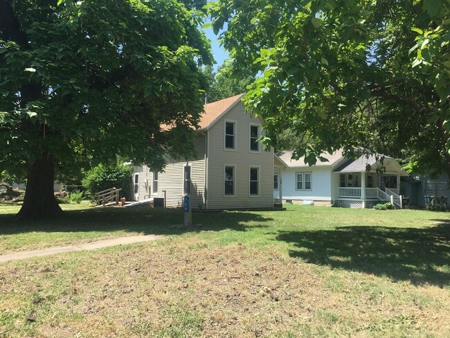 Building Photo - $1100 - 3 bed 1 bath - Single Family Home
