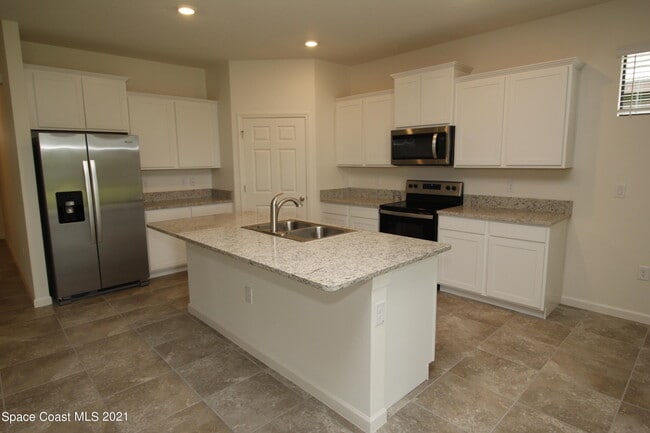 Photo - 896 Old Country Rd S E