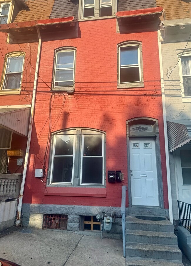 Building Photo - 211 N 2nd St