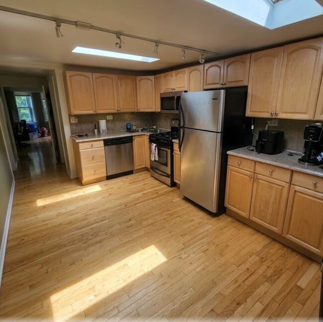 Building Photo - 2744 N Bosworth Ave Unit 3