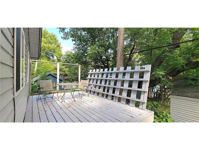 Photo - 2339 Hemlock Ln N
