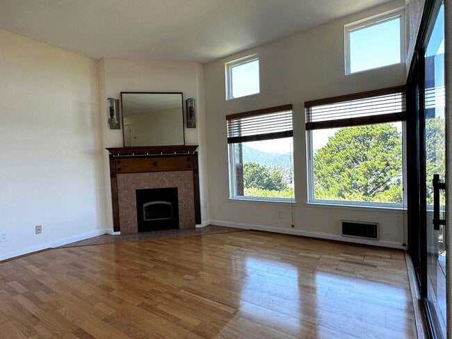 Building Photo - Beautiful 1 bed/1 bathroom condo available...