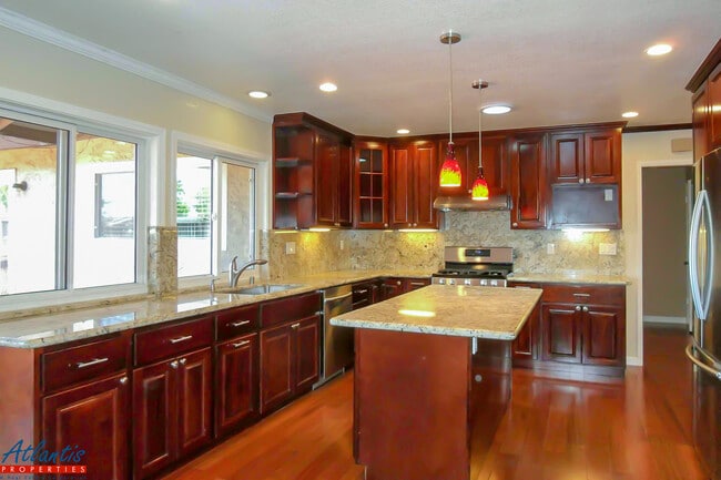 Photo - Beautiful Home | Brazilian Hwd Floors | Remodeled Kitchen | A/C