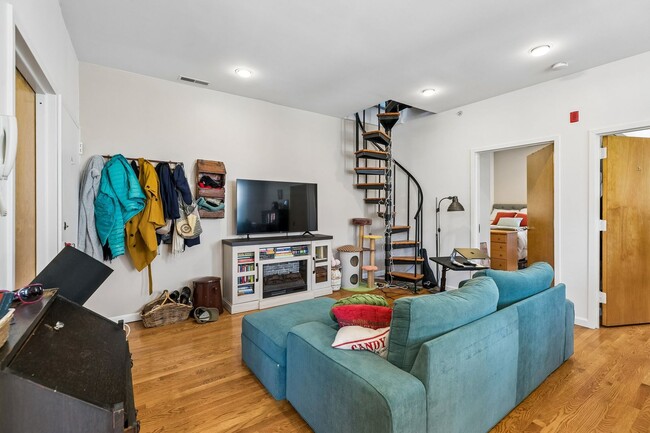 Building Photo - Well-maintained 2-bedroom, 1-bath bi-level apartment | Washington Square West