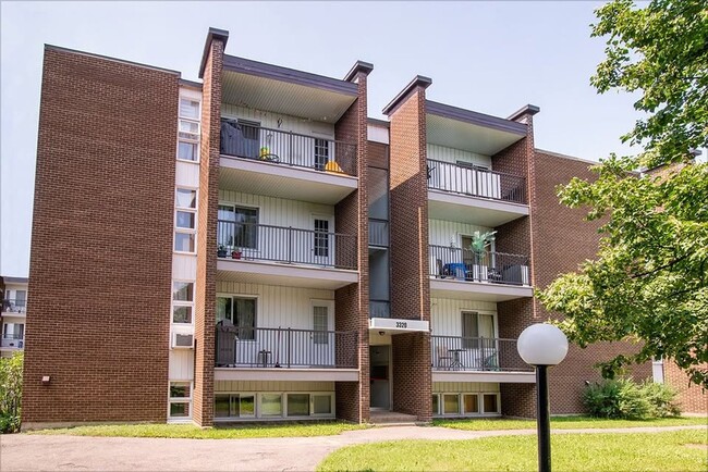 Building Photo - 3320 rue de la Monnerie Unit 2