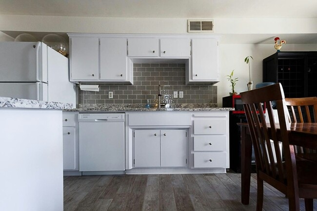 Photo - 3315 Victoria Pl