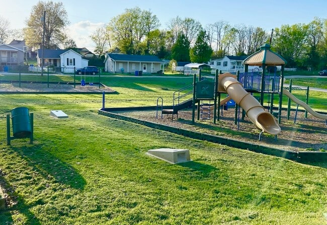 Estacione justo al otro lado de la calle. - 156 Cook Ave