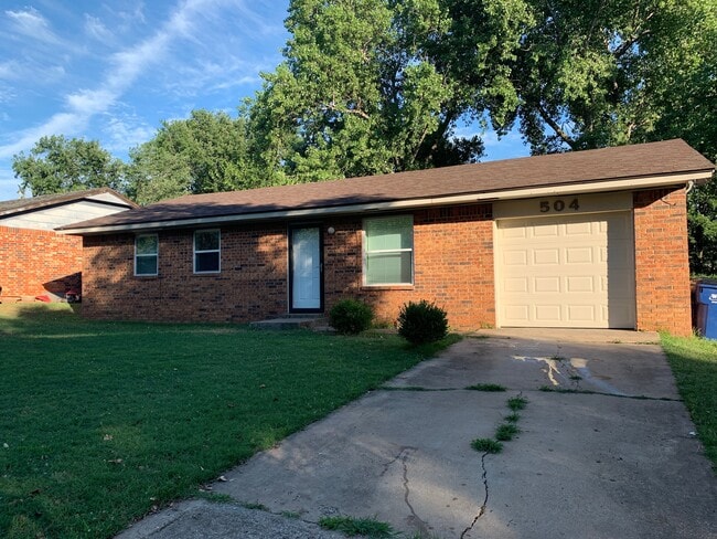 Building Photo - 504 Woods Dr Rental
