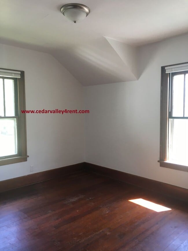 Photo - 911 Leavitt St