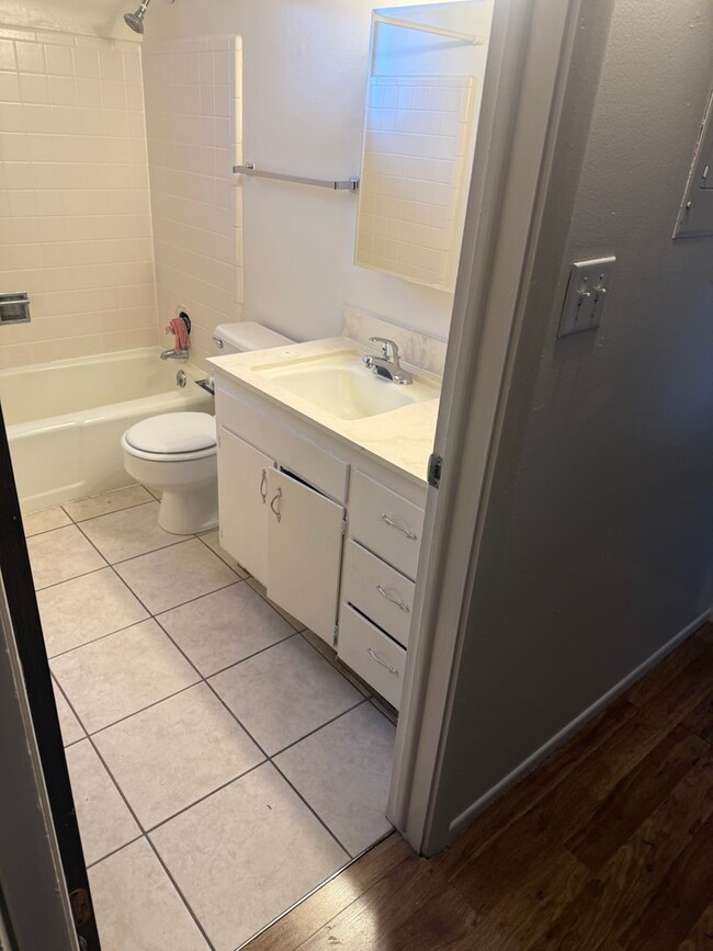 Photo - 475 E 6th Ave Unidad 2