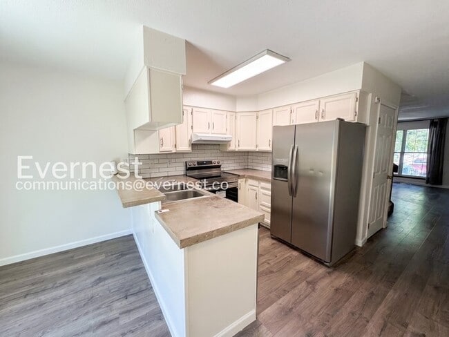Photo - 3 Bed/2.5 Bath Townhome with Fenced Yard / Available Now!