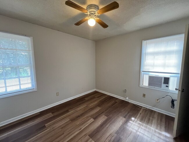 Photo - 903 Jamestown Dr