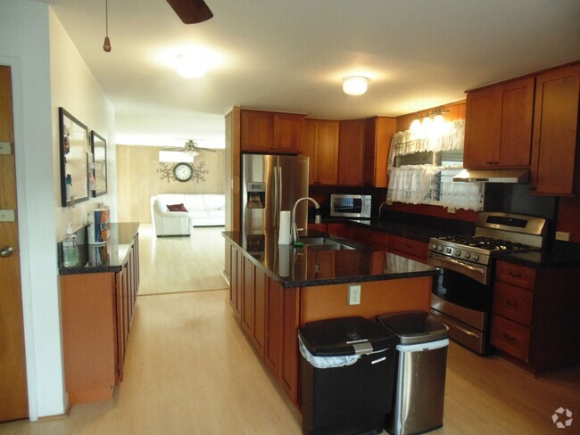 Building Photo - Large partly furnished house in Pearl City...