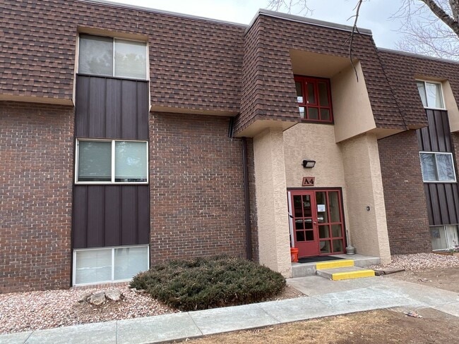 Building Photo - Recently Renovated 2 bedroom 1 bath Garden... Unit A4-104 Rental