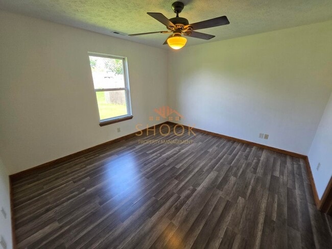 Photo - 3BR/2BA in East Side Lexington Farms!