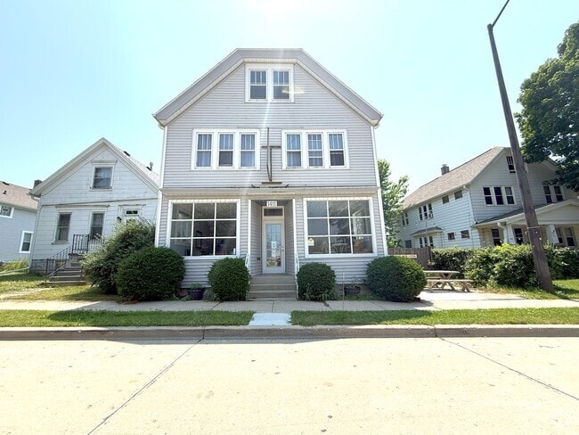 Building Photo - 1411 W Rawson Ave Unit Lower Rental