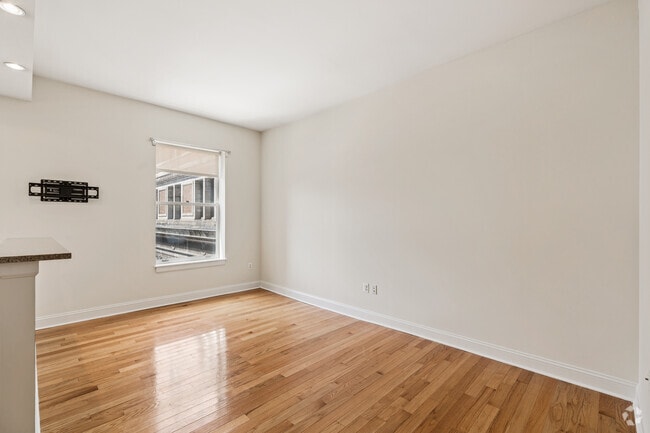 1BR, 1BA - 625SF - Living Room