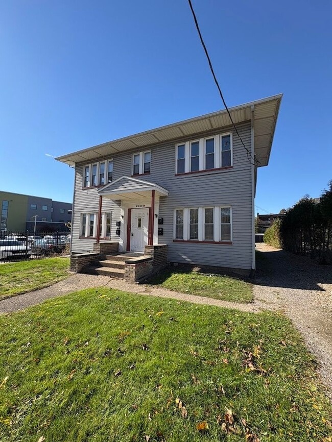 Building Photo - 1307 Market Ave N Unit 1307 Market Ave N - 4