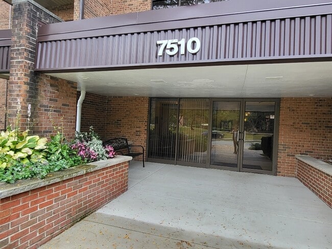Photo - 7510 Farmingdale Dr Unit 104