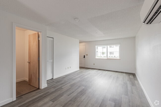 2BR, 1.5BA - 900SF - Living Room