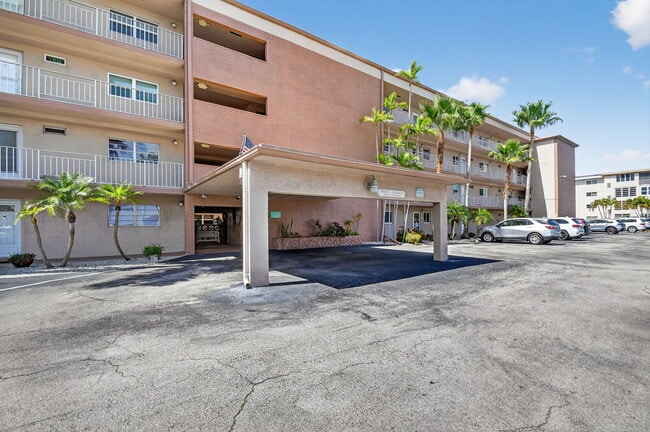 Building Photo - 2615 NE 1st Ct Unit 312