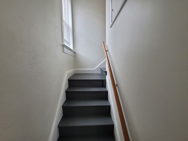 Photo - 510 W 5th St Unidad B Upstairs