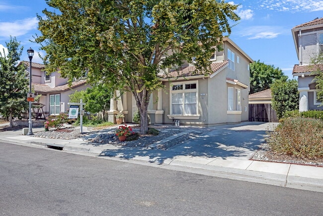 Building Photo - Move-In Ready 4-Bed, 3-Bath Gem in a Covet... Rental