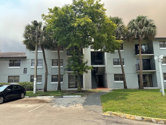 Building Photo - 7200 NW 179th St Unit 311