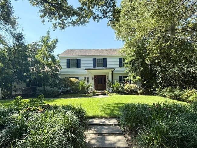 Building Photo - Stunning Single Family Home in The Crescent