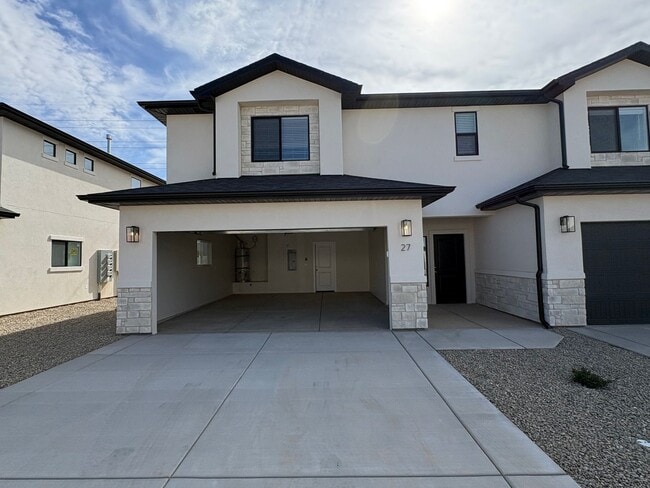 Building Photo - Brand New Townhome