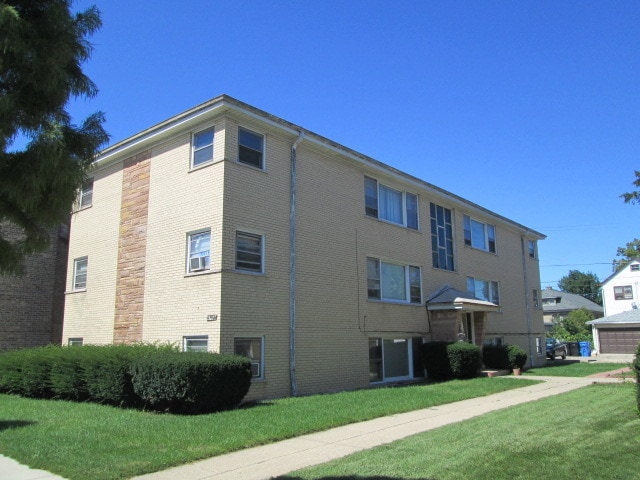 Building Photo - 5742 W Lawrence Ave Unit GS