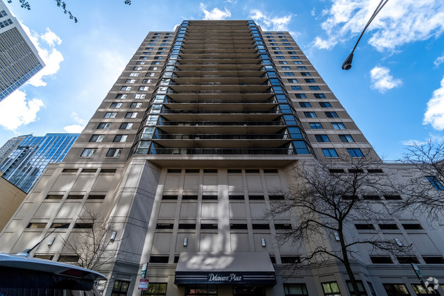 Building Photo - 33 W Delaware Pl Unit 10B Rental