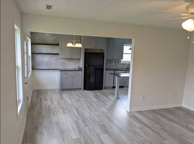 Photo - 102 Populus Dr