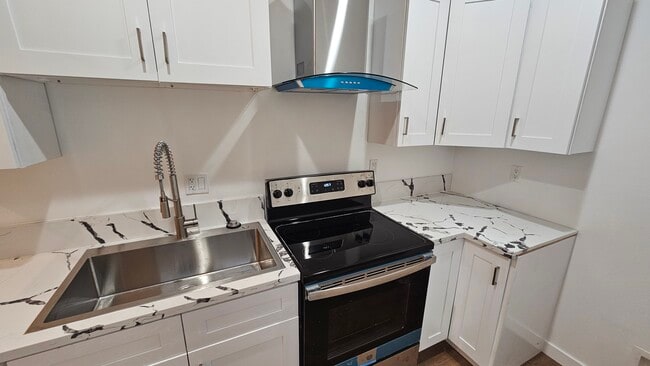 Photo - 15011 Hartland St