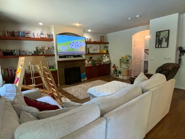Puyallup Valley 4bdr 2.5bath w/ a POOL