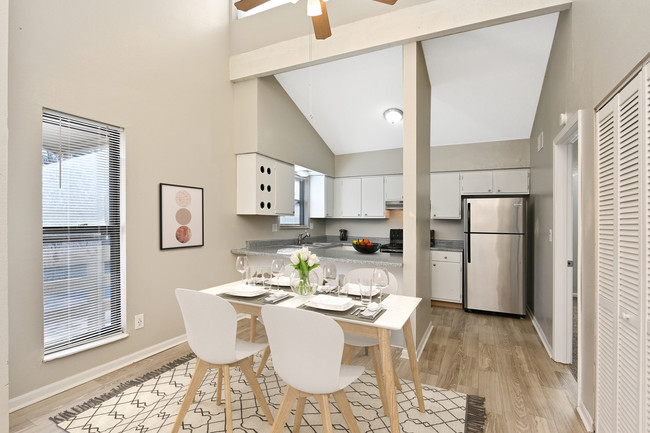 Área de comedor y cocina - Cedar Ridge Apartments & Townhomes