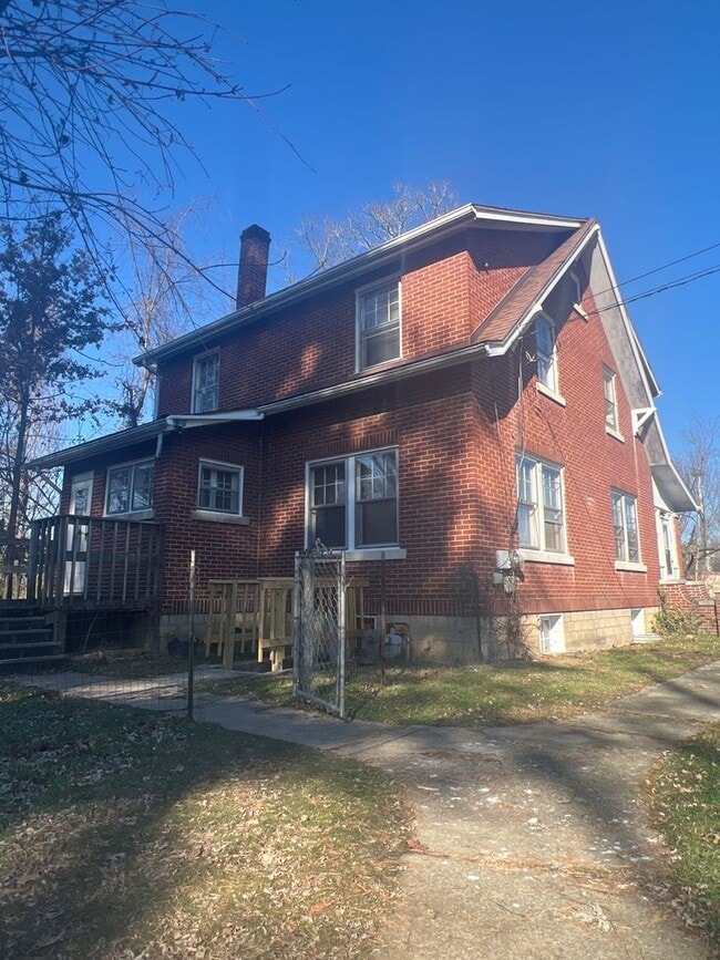 Photo - 3 bedroom home with LARGE Yard space - Available 8/05/2026