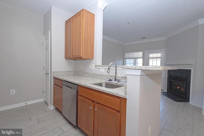 Building Photo - 4854 Eisenhower Ave Unit 443