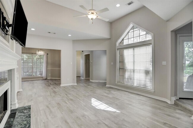 Photo - 112 Harbour Town Dr