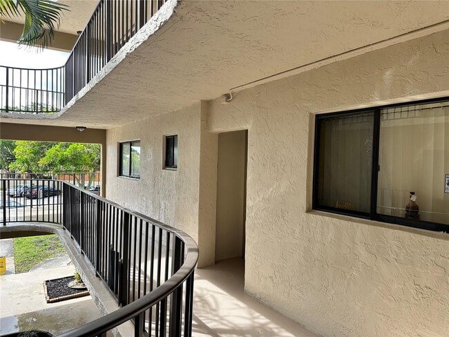 Building Photo - 8045 SW 107th Ave Unit 201